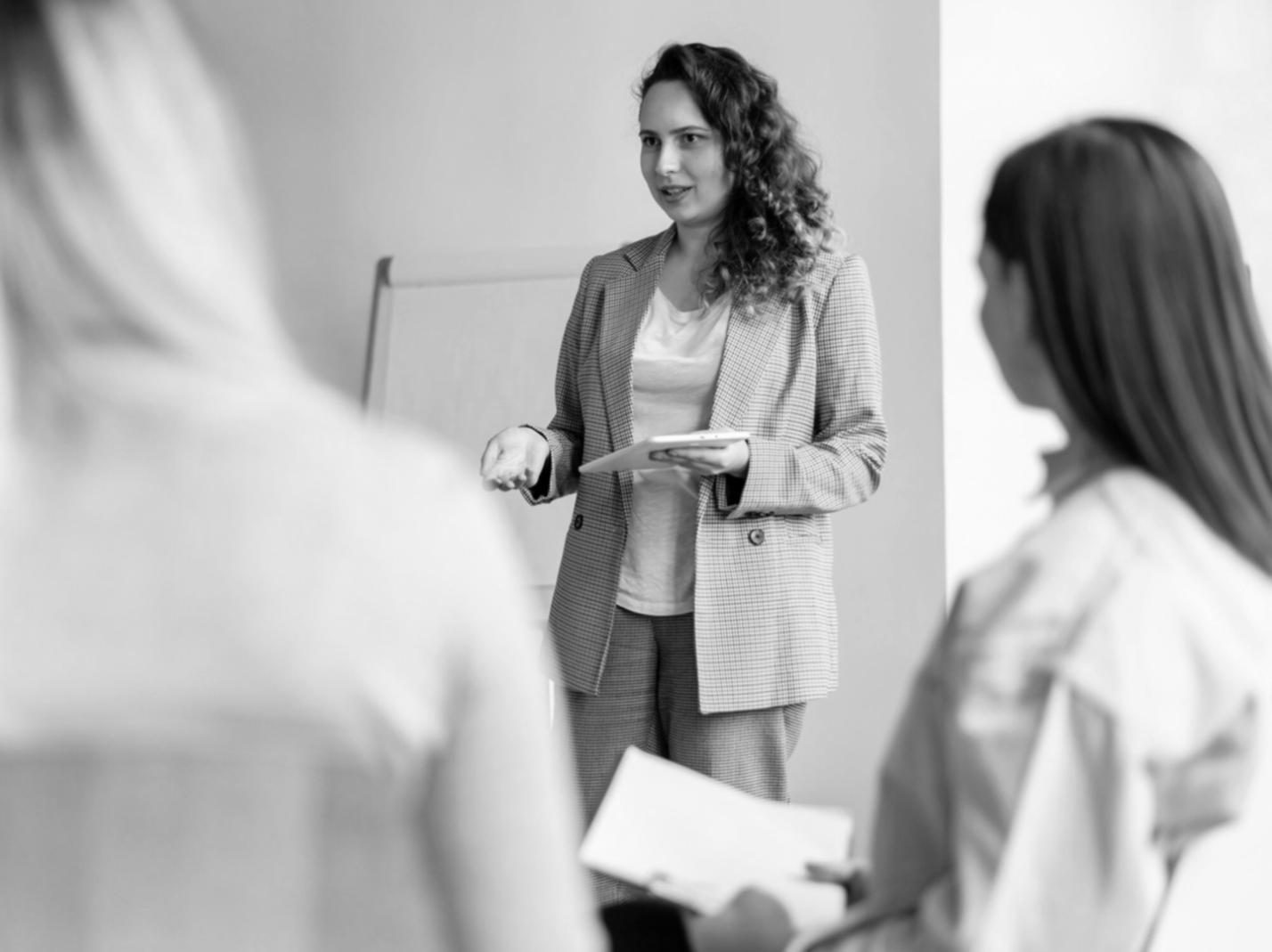 Estudiantes trabajando en análisis financiero